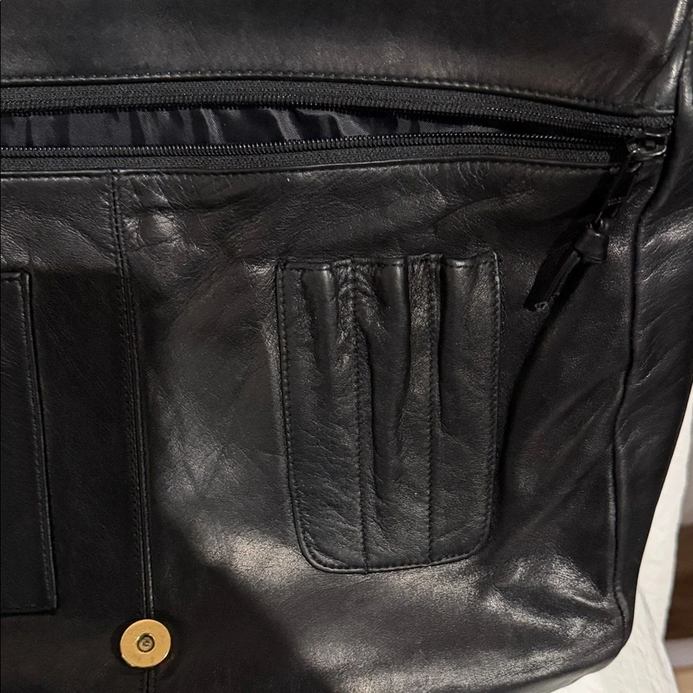 Vintage Preswick & Moore Sleek Black Leather Messenger Bag